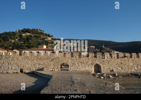 Vista della città medievale di Nafpaktos all'alba in primavera Foto Stock