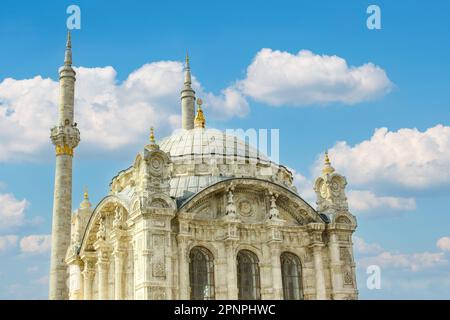 Un primo piano della bella facciata a cupola della Moschea Ortakoy a Istanbul, Turchia Foto Stock