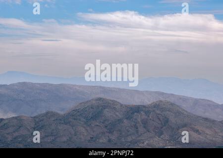 Nel 1977 ci furono solo 13 lupi grigi messicani rimasti negli Stati Uniti. Il loro habitat era nei deserti dell'Arizona, del New Mexico e del ChihuahuaMexico. In quello stesso anno un Univeristy della California biologo e sua moglie ha acquistato un lotto di 50 acers di terra che domina il deserto di Anza-Borrego vicino alla città montana della contea di San Diego di Julian. Alla fine la proprietà fu trasformata nel California Wolf Center. Nel 2022 il servizio di pesca e fauna selvatica statunitense contava 241 lupi in natura, questa era la prima volta che il conteggio passava 200. Il California Wolf Center from Uove, Julian, 12 aprile 2023. (Matthew Bowler Foto Stock