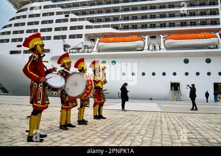 Tunisi, Tunisia. 20th Apr, 2023. Tunisi, Tunisia. 20 aprile 2023. I turisti sbarcano da una nave da crociera MSC Grandiosa al porto di la Goulette a Tunisi. I turisti sono stati accolti da una banda musicale, cammelli e guide turistiche vestite in costumi tradizionali, prima di essere portati in pullman in altre destinazioni del paese (Credit Image: © Hasan Mrad/IMAGESLIVE via ZUMA Press Wire) SOLO USO EDITORIALE! Non per USO commerciale! Foto Stock