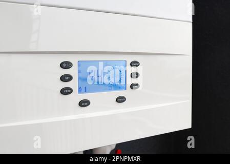 Primo piano del pannello di controllo intelligente della caldaia a gas per il riscaldamento domestico invernale e l'acqua calda. Dispositivo di casa moderno Foto Stock