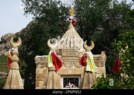 I simboli della luna, conosciuti come sacri dagli Yazidi, sono visti all'inizio delle cupole coniche dei santuari nel villaggio di Kiwêxê. I curdi Yazidi che vivono nel villaggio di Bacine del distretto di Midyat e i distretti di Besiri in Turchia hanno celebrato la festa del mercoledì rosso, conosciuta come 'Charshema Sor' in curdo, con gioia con vari intrattenimenti. Uomini, donne e bambini di 10 famiglie Yazidi che vivono nel villaggio di Bacine si sono riuniti al Centro Culturale Yazidi dopo le preghiere del mattino, indossando gli abiti più colorati e belli. Yazidis crede che aprile sia un mese di primavera santo e che il mondo w Foto Stock