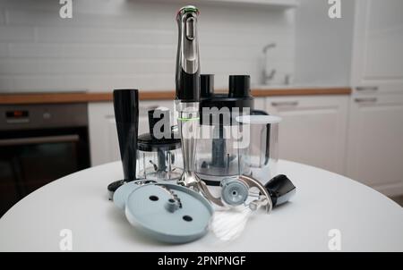 Frullatore da cucina con accessori e robot da cucina. Foto Stock