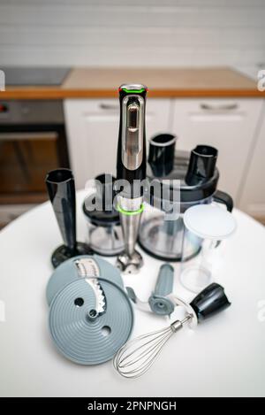 Frullatore da cucina con accessori e robot da cucina. Foto Stock