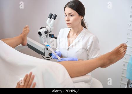 Donna ginecologa tenendo in mano un set per l'analisi Foto Stock