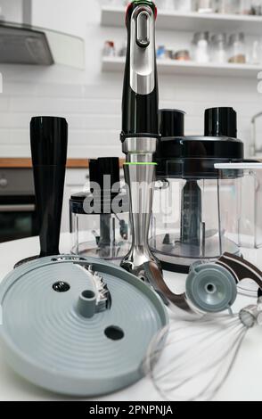 Frullatore da cucina con accessori e robot da cucina. Foto Stock