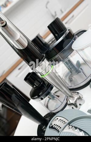 Frullatore da cucina con accessori e robot da cucina. Foto Stock