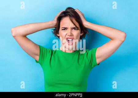 Foto di insoddisfatto giovane donna mani problemi alla testa dimenticato risposte corrette fallito ultimo test di guida isolato su sfondo di colore ciano Foto Stock