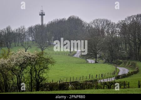 Remouchamps, Francia. 20th Apr, 2023. L'immagine mostra la nuova discesa della Cote de la Redoute durante una sessione di allenamento e ricognizione in pista, davanti alla gara ciclistica di un giorno Liegi-Bastogne-Liege, sulla 'Cote de la Redoute', a Remouchamps, Aywaille, giovedì 20 aprile 2023. FOTO DI BELGA DIRK WAEM Credit: Agenzia Notizie di Belga/Alamy Live News Foto Stock