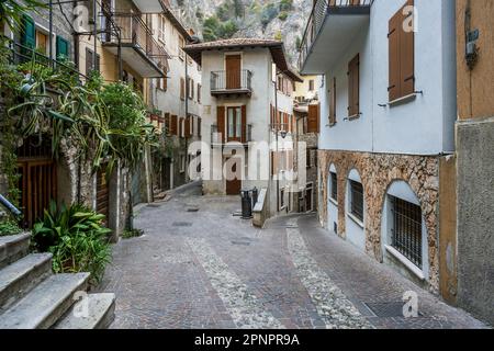 Strada panoramica acciottolata, Limone sul Garda, Lago di Garda, Lombardia, Italia Foto Stock