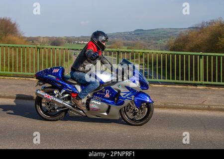 2000 Suzuki GSX 1300 R Inline Four Blue Motorcycle Supersports benzina Blue Motorcycle Supersports benzina 1298 cc; attraversando il ponte autostradale di Greater Manchester, Regno Unito Foto Stock