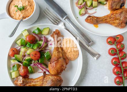 Bastoncini di pollo al forno con insalata e paprika feta su un piatto Foto Stock