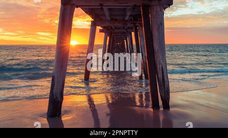 Spettacolare tramonto visto da sotto il molo di Port Noarlunga, Australia Meridionale Foto Stock