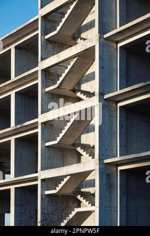 Scale in cemento armato in cantiere. Costruzione di una casa. Astratto minimo sfondo di architettura geometrica. Orientamento verticale Foto Stock