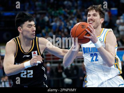 Pechino, Cina. 20th Apr, 2023. Ty Jacob Leaf (R) of Beijing Ducks gareggia durante il gioco 2 dei migliori quarti di finale tra le anatre di Pechino e i leopardi volanti di Liaoning ai playoff della stagione 2022-2023 della lega della Chinese Basketball Association (CBA) a Pechino, capitale della Cina, il 20 aprile 2023. Credit: Wang Lili/Xinhua/Alamy Live News Foto Stock