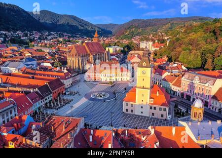 Brasov, Romania. Vista aerea della città vecchia all'alba. Foto Stock