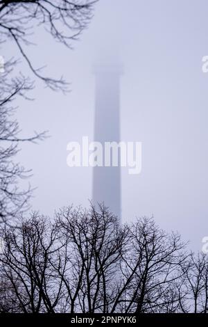 Il Berliner Fernsehturm o Fernsehturm Berlino (inglese: Torre televisiva di Berlino) nascosto da nebbia e basso cloud.Berlin Germania. Immagini garyroberts Foto Stock