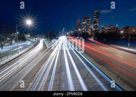 Skyline della città e percorsi leggeri sul Lake Shore Drive di notte, Chicago, Illinois, USA Foto Stock