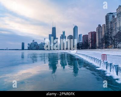 Skyline della città con Sears Tower e Reflections nel lago Michigan, Chicago, Illinois, USA Foto Stock