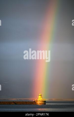 Arcobaleno nel vecchio porto di Reykjavik, Islanda. Foto Stock