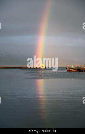 Arcobaleno nel vecchio porto di Reykjavik, Islanda. Foto Stock