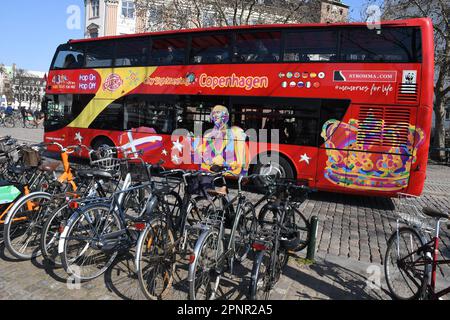 Copenaghen /Danimarca/20 aprile 2023/autobus turistico Hop on Hop Off presso la fermata dell'autobus ved Strand nella capitale danese Copenaghen. (Foto.Francis Joseph Dean/immagini del decano) Foto Stock