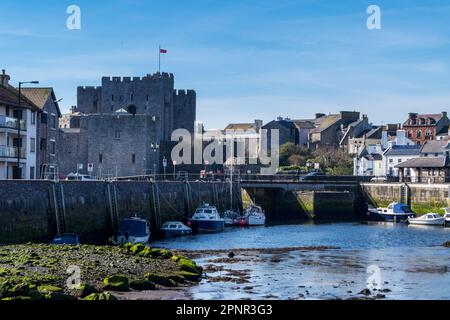 Castello Rushen e porto, Castletown, Isola di Man Foto Stock