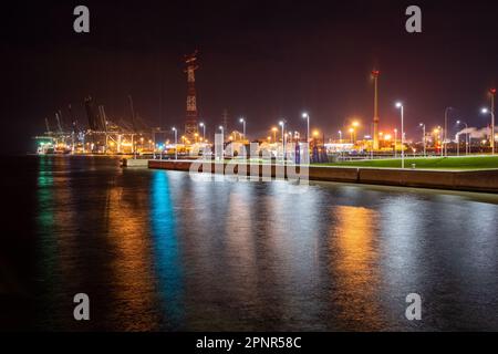 industria pesante vicino alla via d'acqua che causa le immissioni. Foto di alta qualità Foto Stock