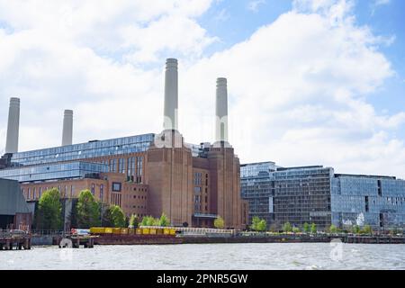 La centrale elettrica di Battersea, Londra, Regno Unito, recentemente ristrutturata (immagine acquisita ad aprile 2023) Foto Stock