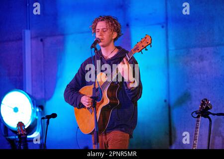 Italia 12 aprile 2023 Finnegan Tui - atto di apertura Fink - live at Arca Milano © Andrea Ripamonti / Alamy Foto Stock