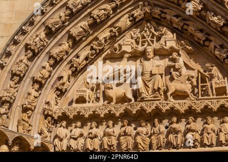 Particolare delle sculture sul portale principale della Cattedrale di Santa Maria. Burgos, Spagna Foto Stock