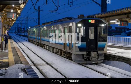 Un treno JR East GV-E400 in inverno alla stazione di Kawabe nella prefettura di Aomori, Giappone. Foto Stock