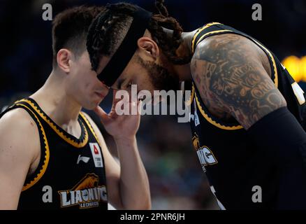 Pechino, Cina. 20th Apr, 2023. Zhao Jiwei (L) parla con Eric Moreland di Liaoning Flying Leopardi durante il gioco 2 dei migliori quarti di finale tra anatre di Pechino e i Liaoning Flying Leopardi ai playoff della stagione 2022-2023 della lega della Chinese Basketball Association (CBA) a Pechino, capitale della Cina, il 20 aprile 2023. Credit: Wang Lili/Xinhua/Alamy Live News Foto Stock