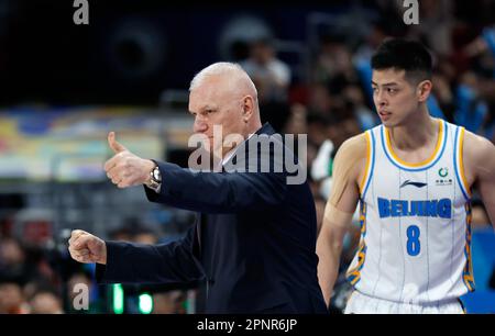 Pechino, Cina. 20th Apr, 2023. Ernest Raden (L), allenatore delle anatre di Pechino, gesta durante il gioco 2 dei migliori quarti di finale tra anatre di Pechino e i leopardi volanti di Liaoning ai playoff della stagione 2022-2023 della lega della Chinese Basketball Association (CBA) a Pechino, capitale della Cina, il 20 aprile 2023. Credit: Wang Lili/Xinhua/Alamy Live News Foto Stock