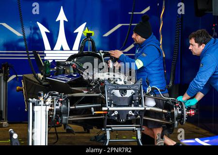 Berlino, Allemagne. 20th Apr, 2023. Maserati MSG Racing, Spark-Venturi, meccanici che lavorano sulla vettura, durante l'ePrix di Berlino 2023, 6th° meeting del Campionato del mondo ABB FIA Formula e 2022-23, sul circuito stradale Tempelhof Airport dal 21 al 23 aprile 2023 a Berlino, Germania - Foto Florent Gooden/DPPI Credit: DPPI Media/Alamy Live News Foto Stock