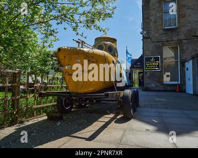 Drumnadrochit, Scozia - 05 23 2018: Sottomarino giallo presso il centro visitatori di Loch Ness in Scozia. Foto Stock