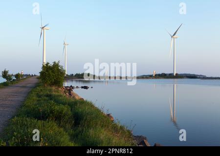 UMEA, SVEZIA IL 02 GIUGNO 2013. Vista su un parco eolico, piloni e faro. Un percorso fino ai mulini a vento. Estate. Editoriale Foto Stock