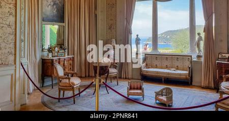 Interno di Villa Ephrussi de Rothschild a Saint-Jean-Cap-Ferrat e vista sulla Rade de Villefranche-sur-Mer (baia più vicina a Nizza) - giorno di sole Foto Stock