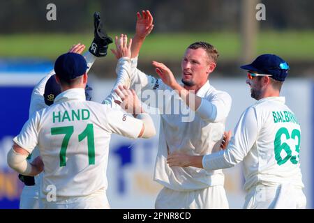 Galle, Sri Lanka. 16th aprile 2023. Benjamin White, in Irlanda, festeggia con i compagni di squadra durante il 1st° giorno della partita di cricket di prova del 1st tra Sri LAN Foto Stock