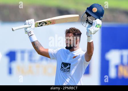 Galle, Sri Lanka. 16th aprile 2023. Dimuth Karunaratne dello Sri Lanka celebra il suo secolo durante il 1st° giorno della partita di cricket di prova del 1st tra Sri Lanka Foto Stock