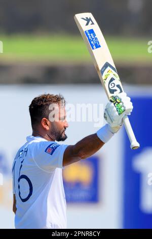 Galle, Sri Lanka. 16th aprile 2023. Dimuth Karunaratne dello Sri Lanka celebra il suo secolo durante il 1st° giorno della partita di cricket di prova del 1st tra Sri Lanka Foto Stock