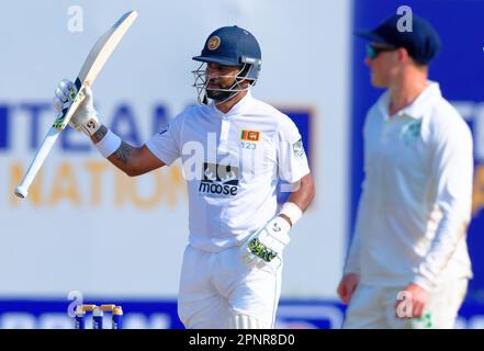 Galle, Sri Lanka. 16th aprile 2023. Dimuth Karunaratne dello Sri Lanka celebra il suo mezzo secolo durante il 1st° giorno della partita di cricket 1st Foto Stock