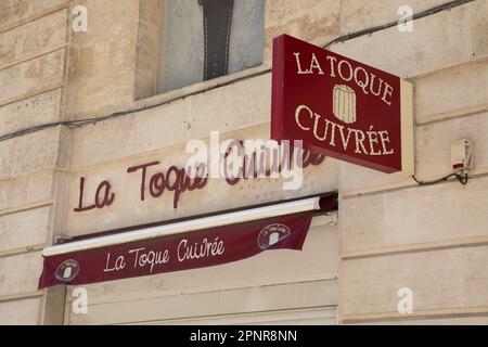 Bordeaux , Aquitaine France - 04 17 2023 : la toque cuivree logo marchio e testo segno ingresso parete Caneles french pasticceria gironde Azienda Made tradizionali Foto Stock