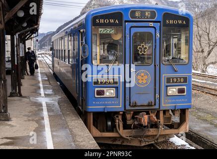 Un treno Wakasa Line One Man alla stazione di Wakasa nella prefettura di Tottori, Giappone. Foto Stock