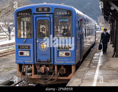 Un treno Wakasa Line One Man alla stazione di Wakasa nella prefettura di Tottori, Giappone. Foto Stock