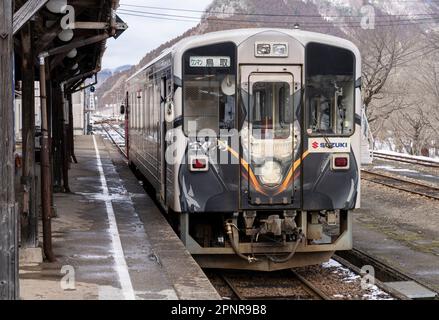 Un treno Wakasa Line One Man con grafica motociclistica Suzuki alla stazione di Wakasa nella prefettura di Tottori, Giappone. Foto Stock