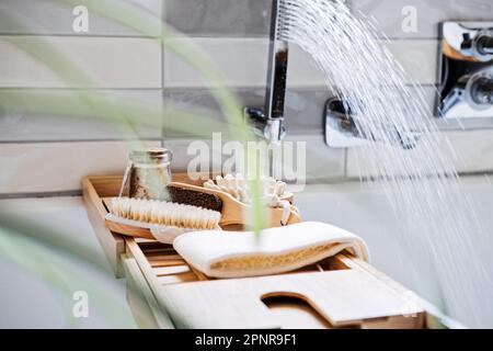 Set per la cura del corpo della pelle, accessori da bagno su un tubo da bagno. Set di prodotti cosmetici per trattamenti termali e articoli da bagno Foto Stock