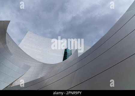 Nuvole di tempesta sopra la Walt Disney Concert Hall nel centro di Los Angeles, California, che è stato progettato dal famoso architetto Frank Gehry. Foto Stock