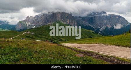 Passo Sella con sopra il gruppo del Sella nelle Dolomiti durante la nuvolosa giornata estiva Foto Stock