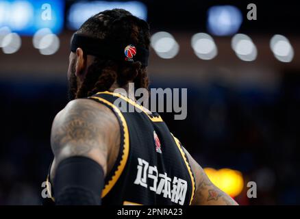 Pechino, Cina. 20th Apr, 2023. Eric Moreland di Liaoning Flying Leopardi è visto durante il gioco 2 delle migliori-di-tre quarti di finale tra anatre di Pechino e il Liaoning Flying Leopardi ai playoff della stagione 2022-2023 della lega cinese di Basketball Association (CBA) a Pechino, capitale della Cina, 20 aprile 2023. Credit: Wang Lili/Xinhua/Alamy Live News Foto Stock